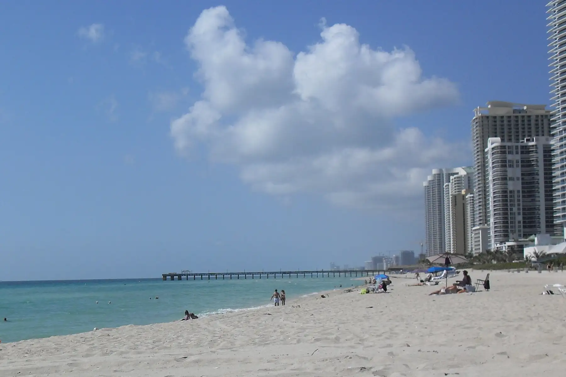 The Sunny Isles beach and the Newport fishing pier — Arlen House, Sunny Isles Beach