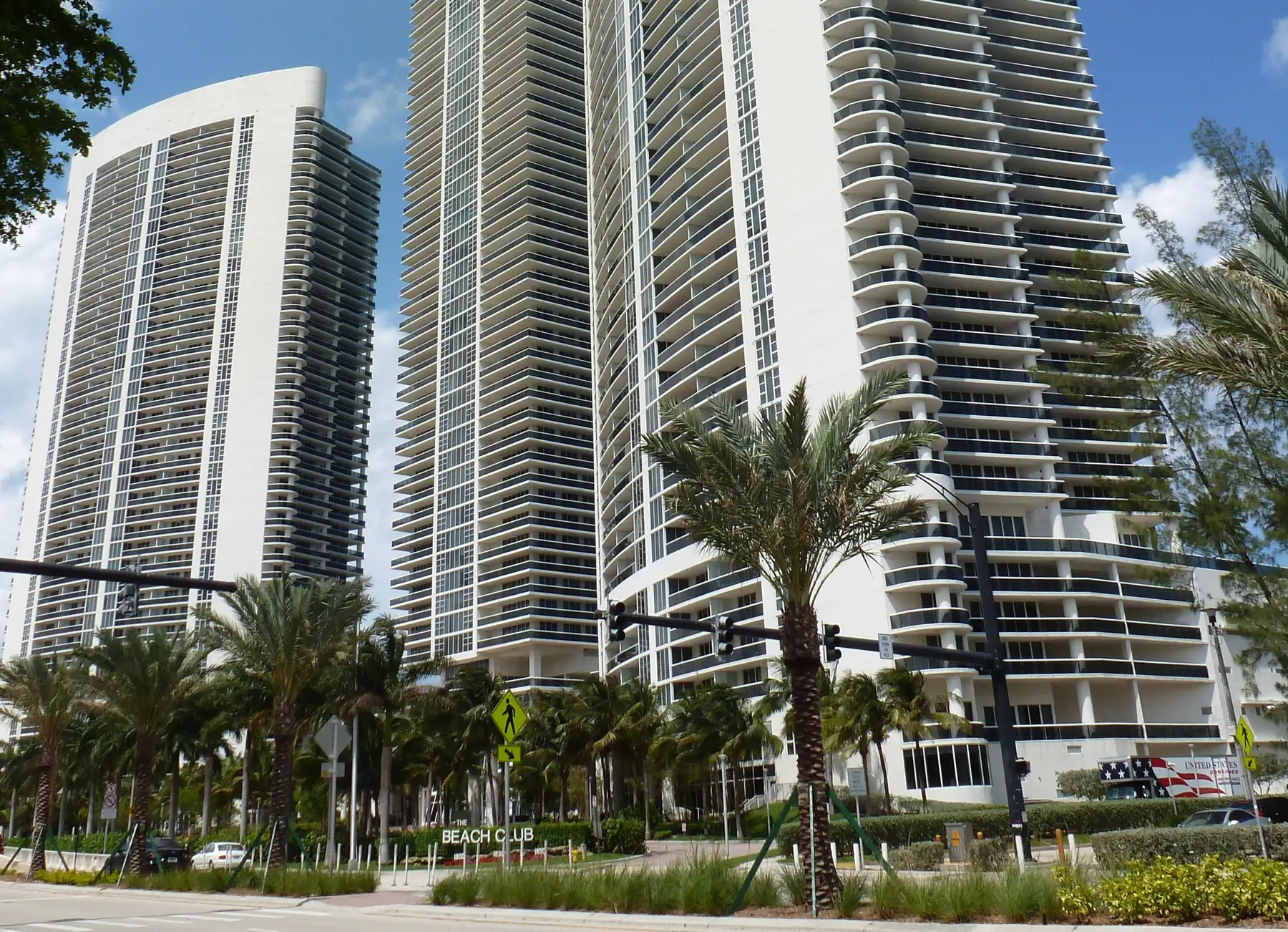 The towers’ drive and landscaping along South Ocean Drive — Beach Club, Hallandale Beach