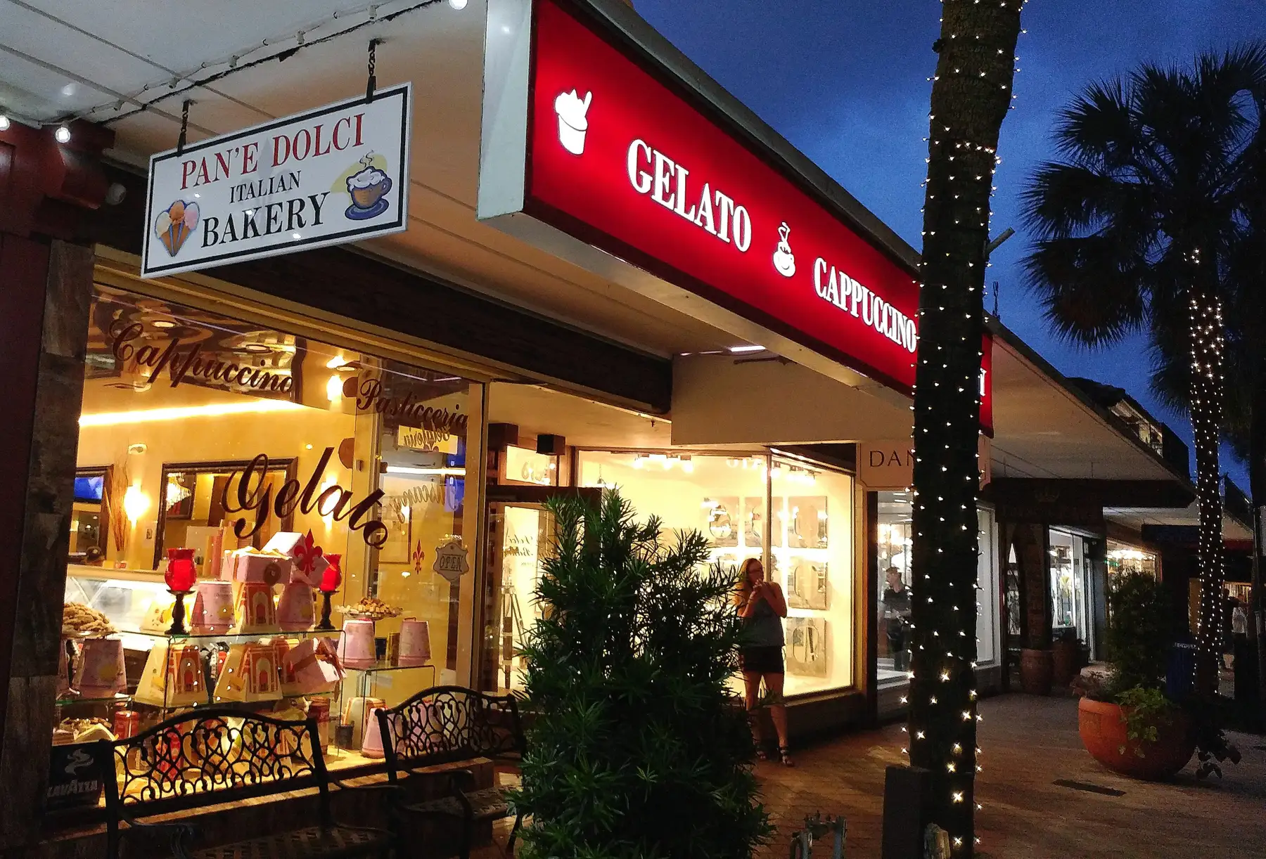 Shops and cafés along Las Olas Boulevard — Las Olas Grand, Fort Lauderdale