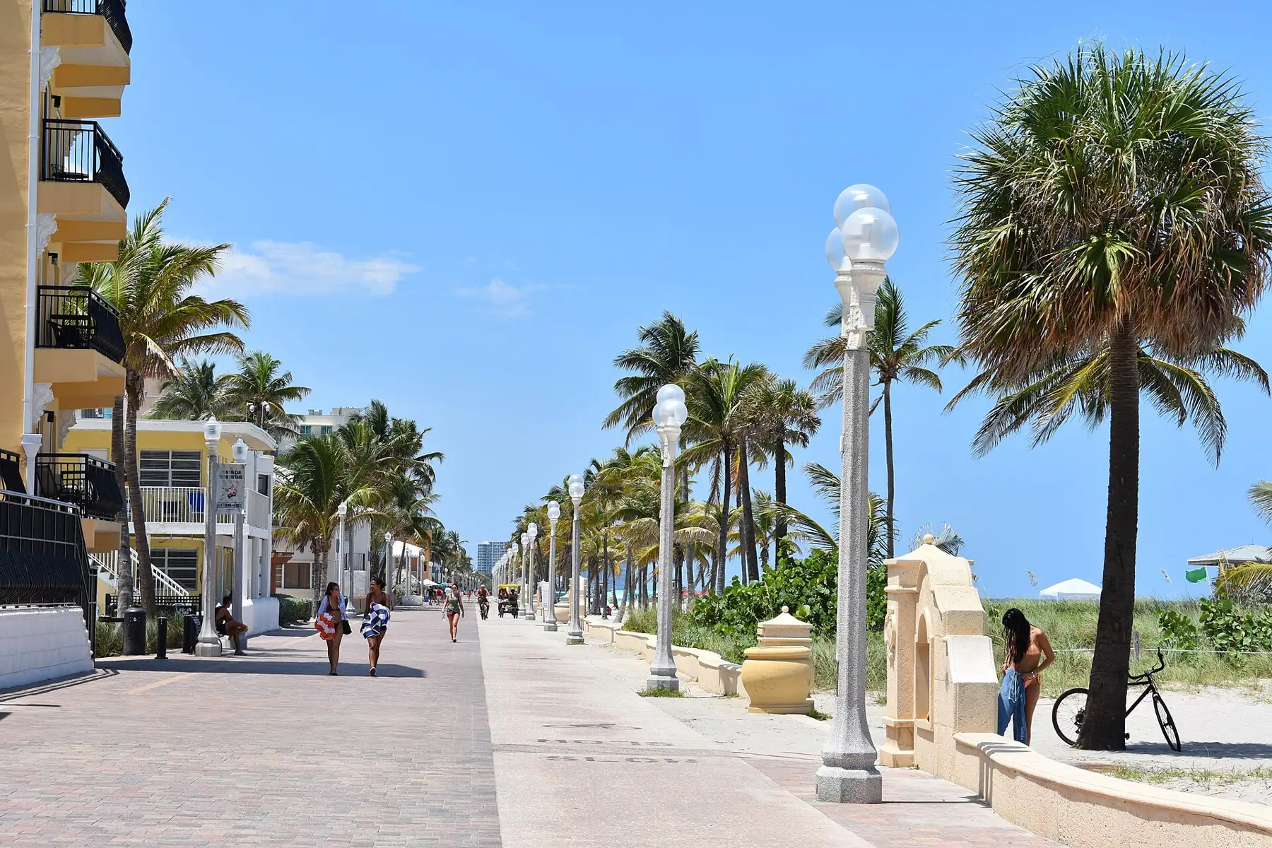 The Broadwalk on a weekday — Parker Plaza, Hallandale Beach