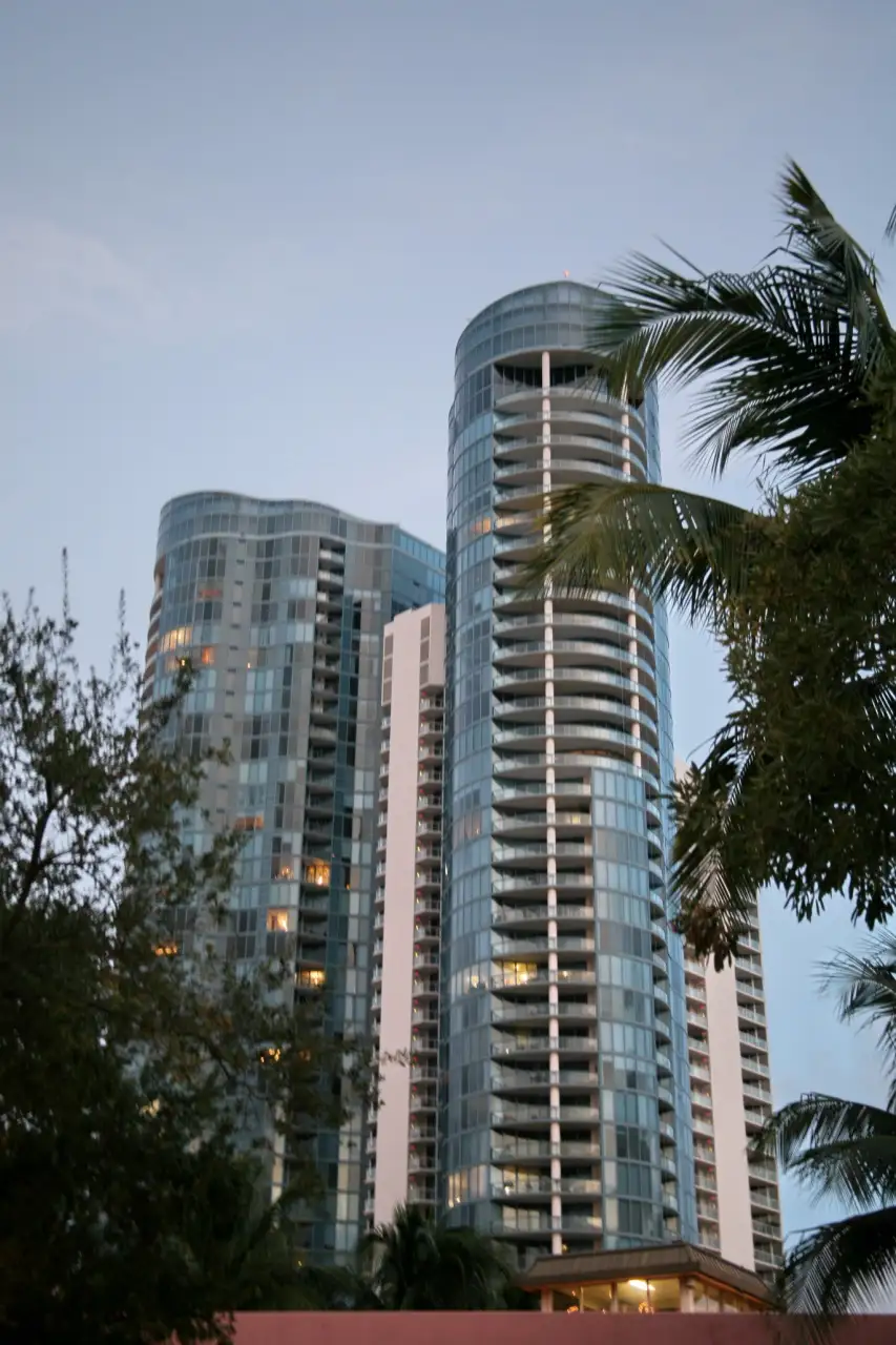Las Olas River House seen from a water taxi — Las Olas River House, Fort Lauderdale
