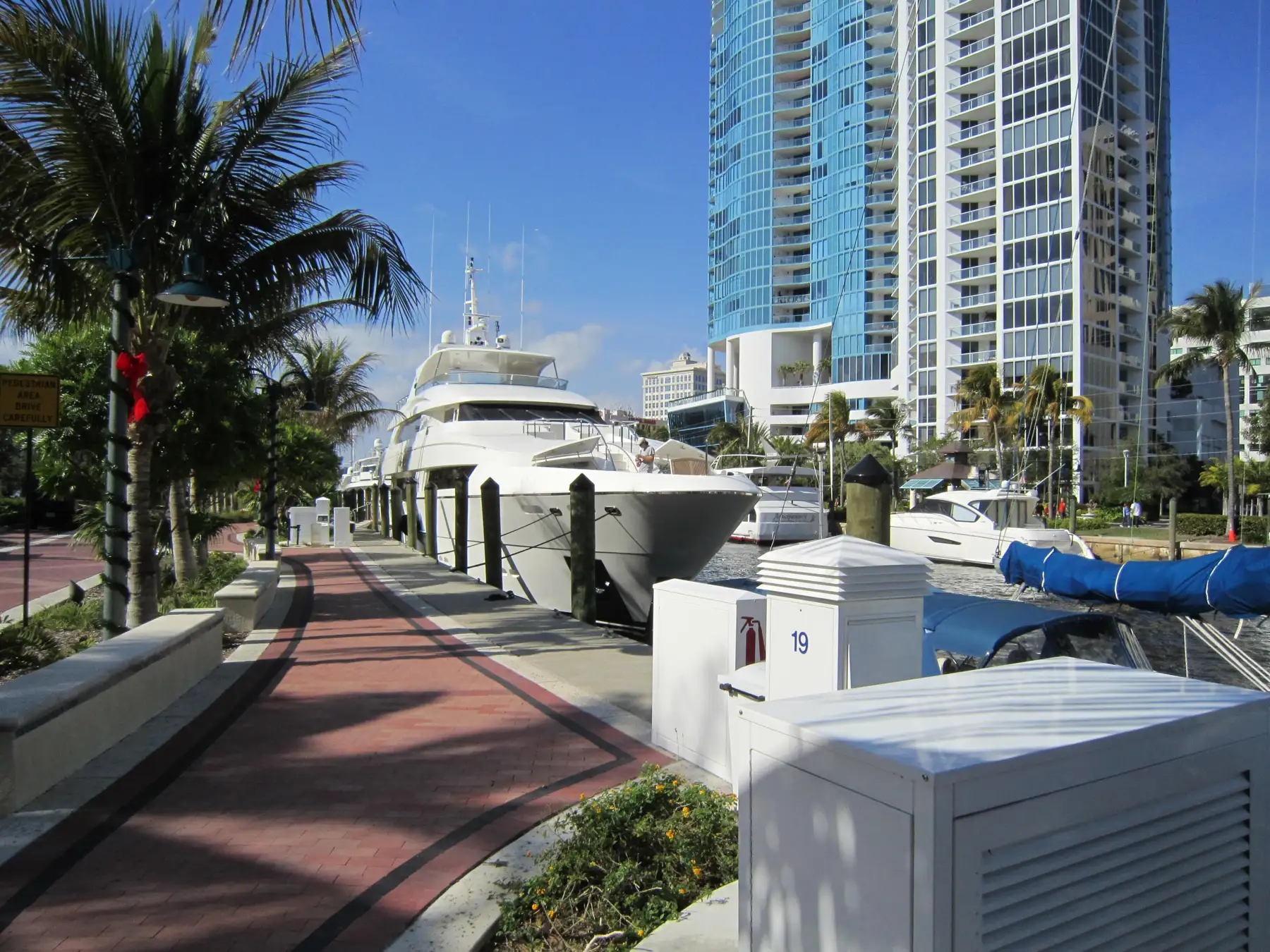 Yachts along the Riverwalk — Las Olas River House, Fort Lauderdale