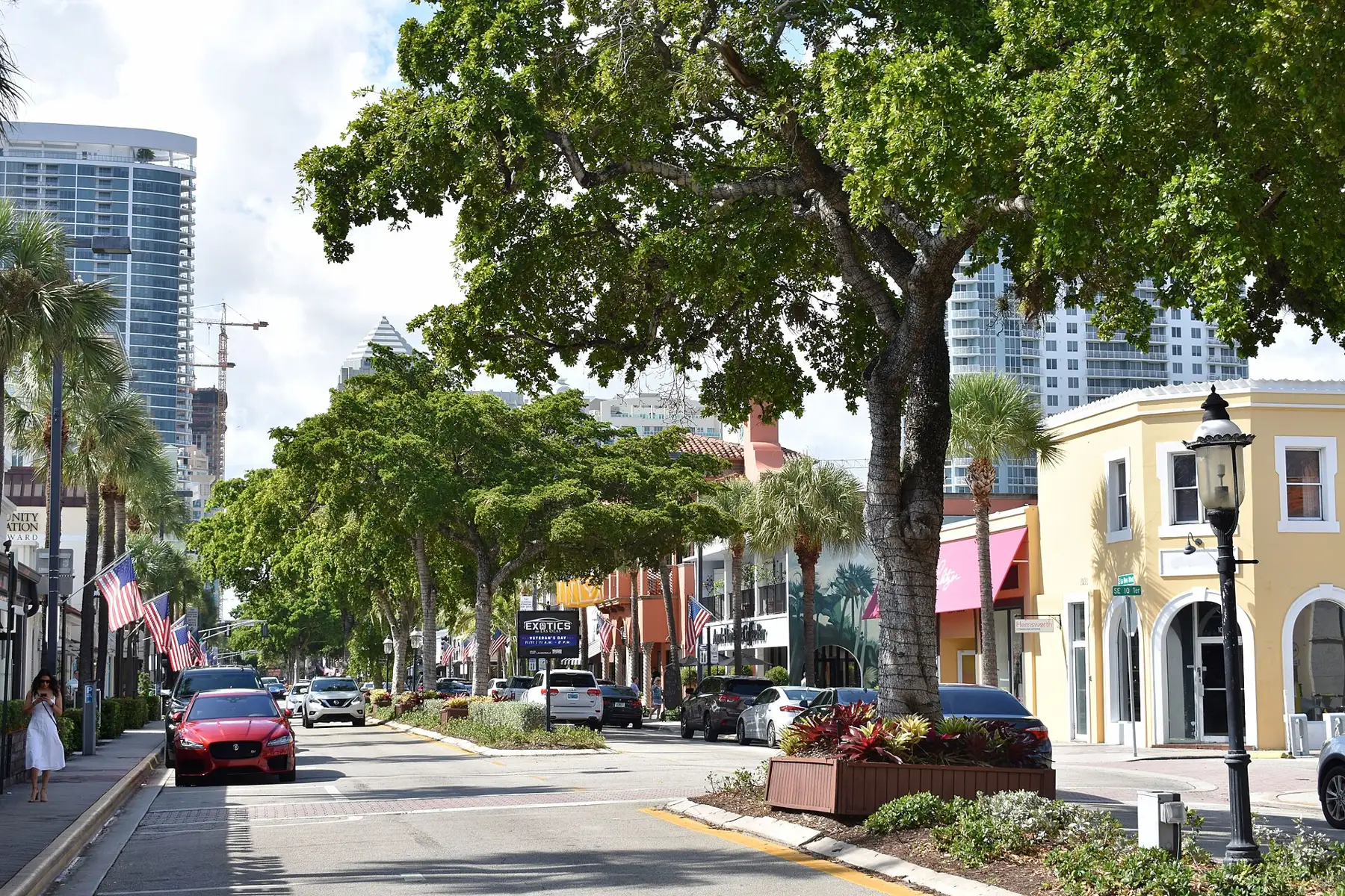 Shops and trees along Las Olas Boulevard